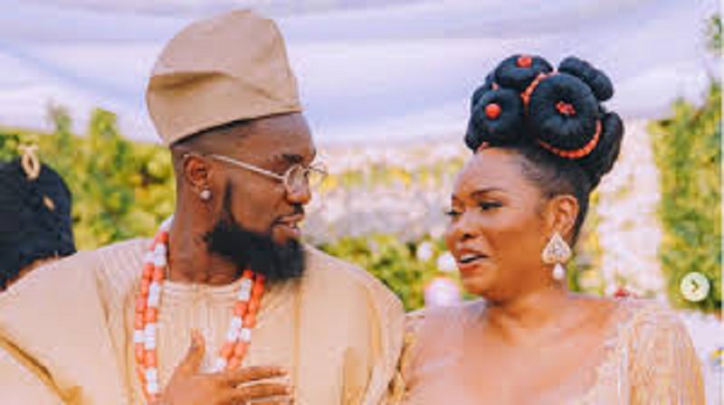 Les dessous de l’image montrant Yemi Alade dans les bras de Patoraking (vidéo)