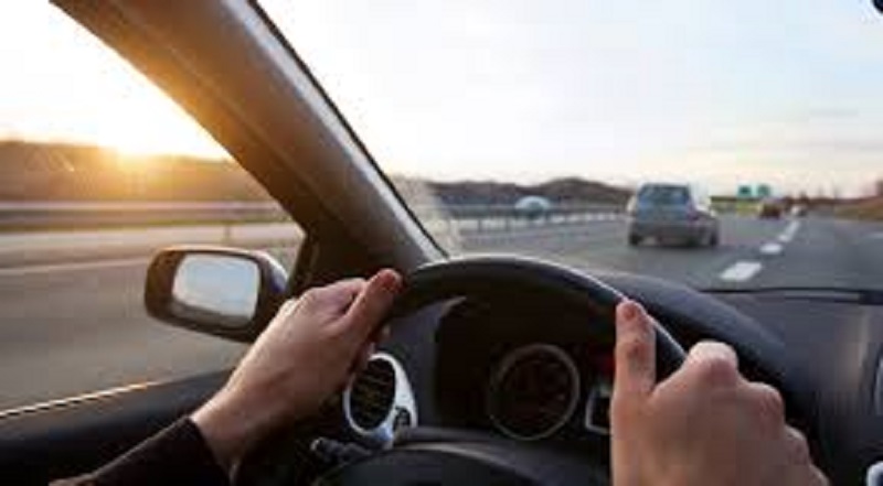 Il frappe sa petite amie, l’expulse de son véhicule et lui roule dessus à deux reprises