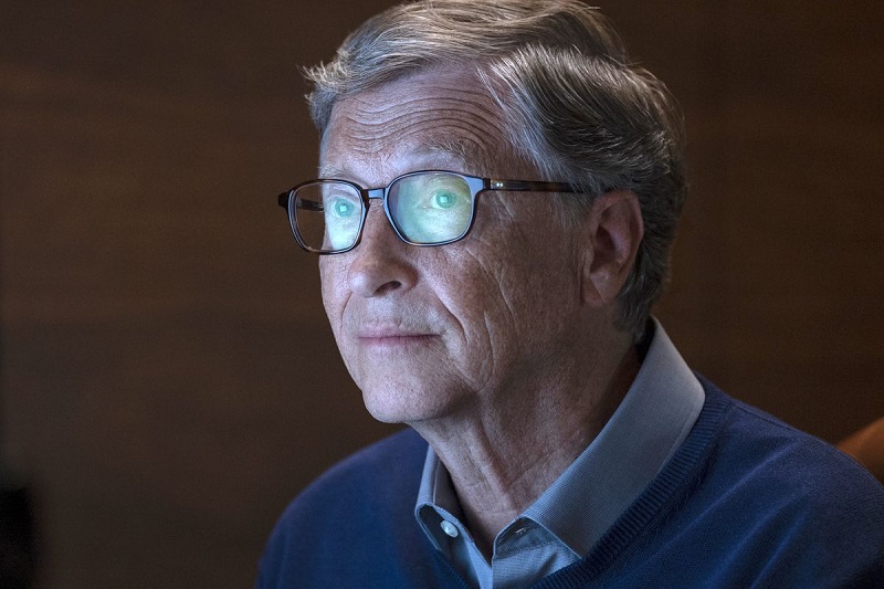 Théorie du complot sur l’implantation de puces électroniques via un vaccin : Bill Gates réagit