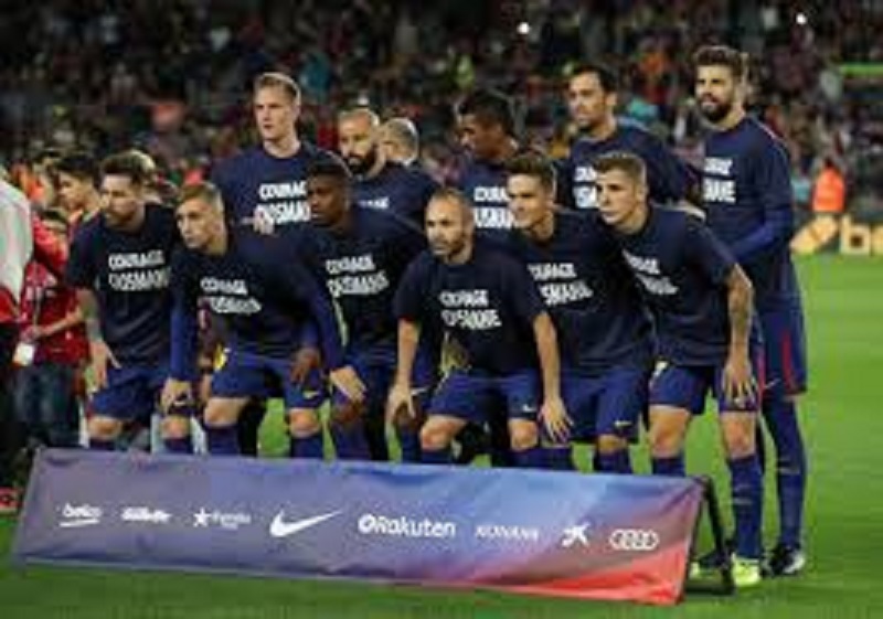 Les joueurs du FC Barcelone rendent  hommage  à Dembélé