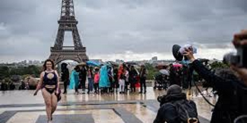 Les rondes défilent au pied de la tour Eiffel pour plus de diversité (vidéo)