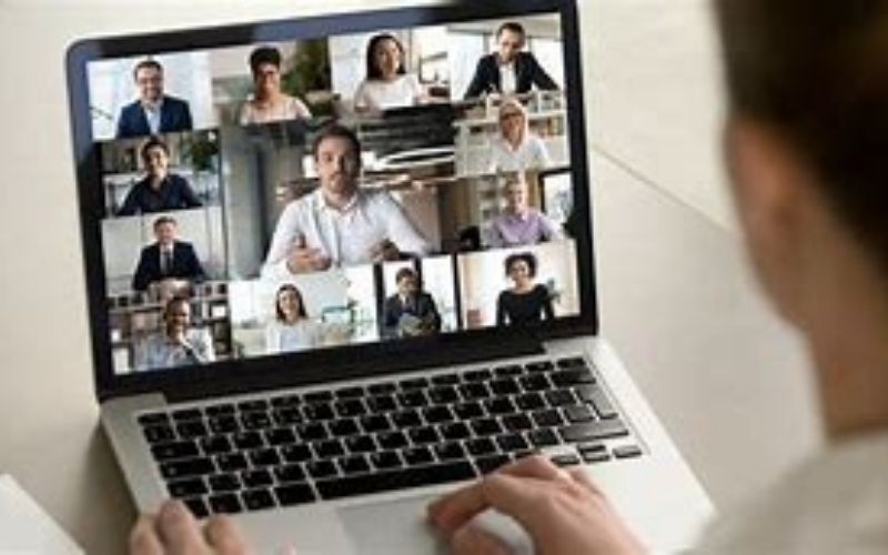 « Je suis ici en direct. Je ne suis pas un chat » : un avocat apparaît en visioconférence avec un filtre activé (vidéo)