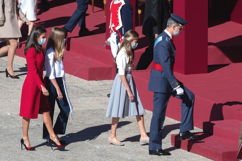 Letizia d’Espagne très glamour : quand sa robe en velours rouge près du corps fait sensation