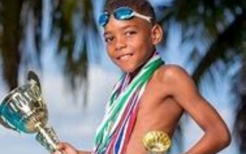 L’immense exploit de cet enfant qui multiplie les traversées record à la nage