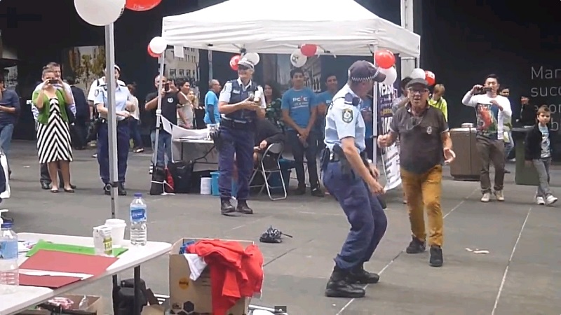 L’incroyable danse d’une policière australienne qui a le rythme dans la peau