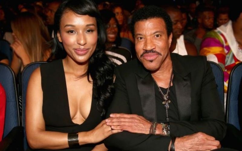 Lionel Richie : le dernier cliché du chanteur avec sa compagne divise la toile