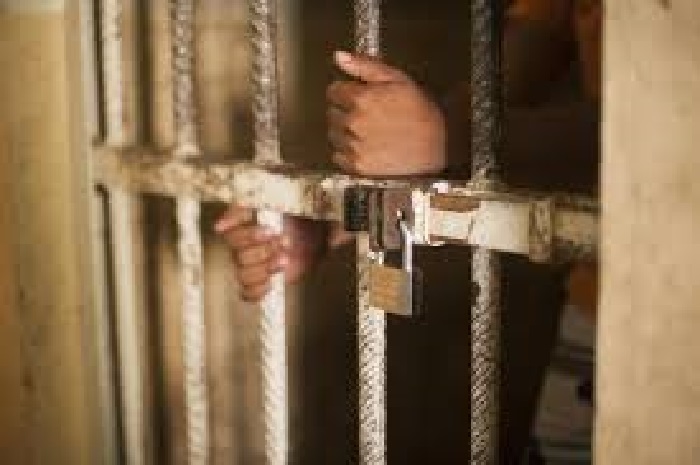 Arrêté pour meurtre, un détenu étrangle sa compagne enceinte lors d’une visite en prison