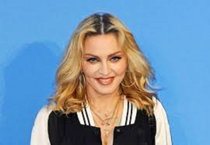 « Qu’as-tu fait à ton visage ? » : Madonna, méconnaissable, inquiète ses fans