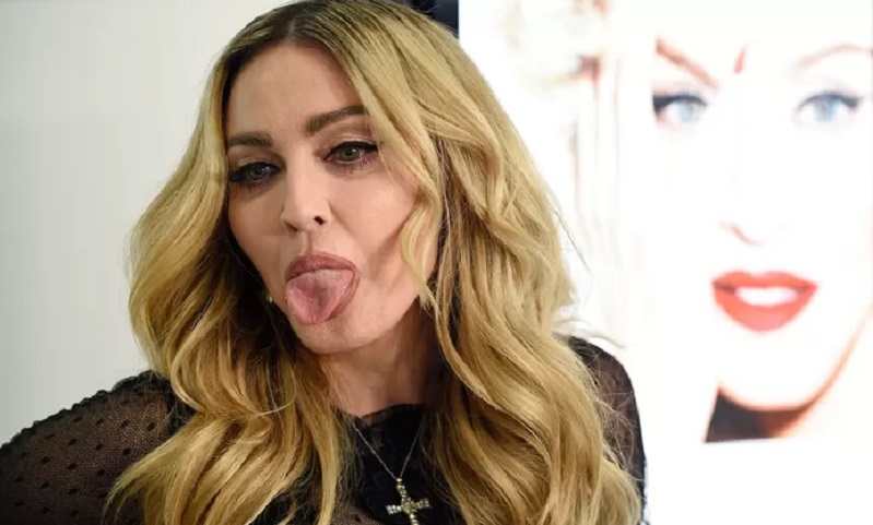 Madonna : la star se fout des critiques et pose seins nus (photo)