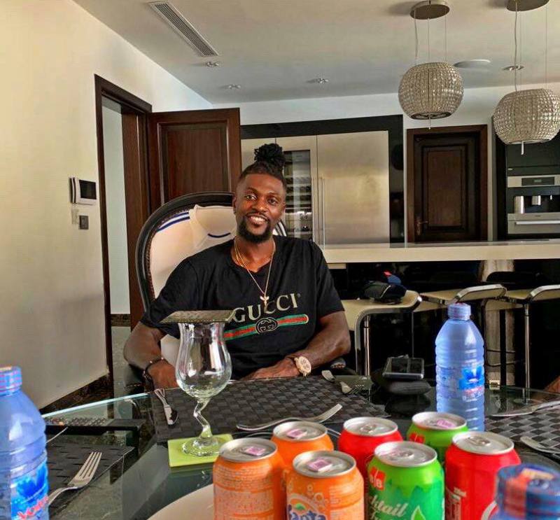 Malgré la lourde défaite, Adebayor garde la tête haute