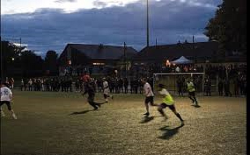 Malheureux lors de la finale, un supporter de l’équipe perdante vole la coupe et s’enfuit