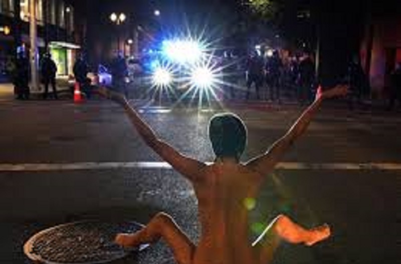 Manifestante nue face aux policiers : « Je voulais juste qu’ils voient sur quoi ils tirent »