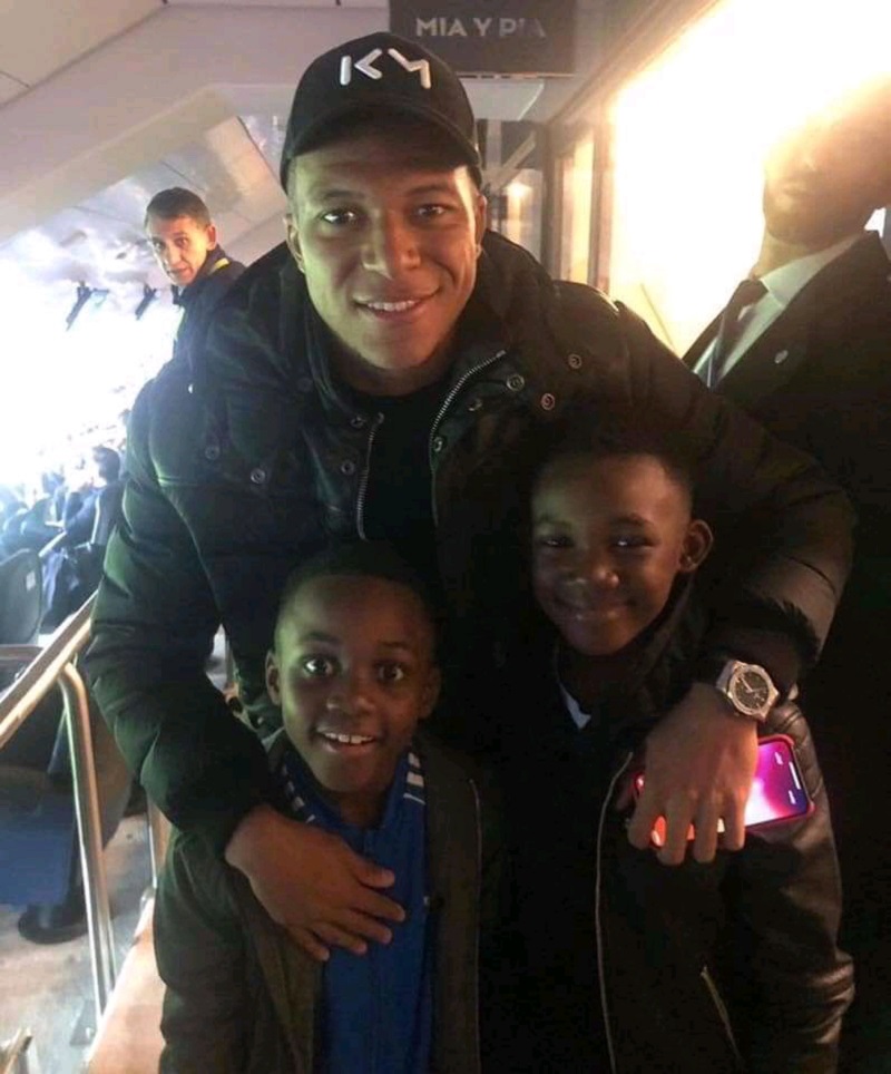 Mokobe fait sourire à nouveau les enfants de DJ Arafat, Ezekiel et Mael par une belle surprise (photo)