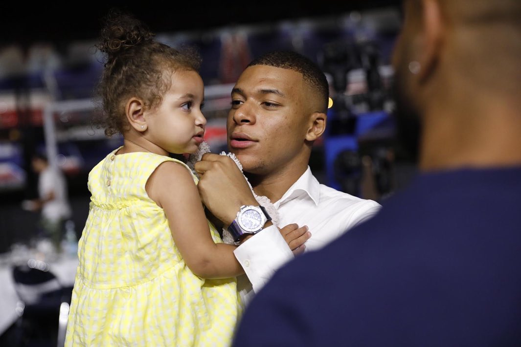 PSG : quand Kylian Mbappé flashe totalement sur la fille de Layvin Kurzawa (photos)
