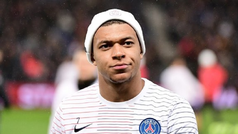 Kylian Mbappé s’affiche avec une bombe dans ses bras et crée un scandale