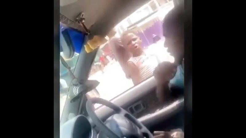 Méchanceté : il donne un coup violent à un enfant qui faisait du bruit pendant qu’il se reposait dans sa voiture (vidéo)