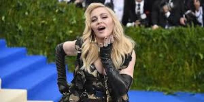 Même à 61 ans, Madonna fait monter la température sur la toile (vidéo)