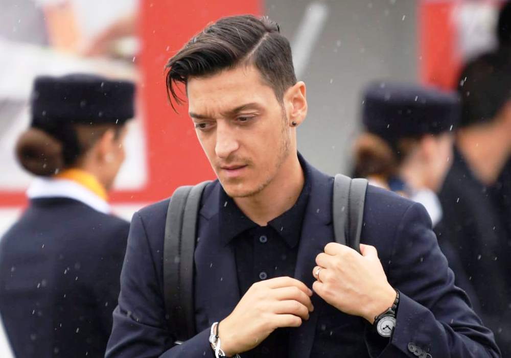 Özil : une photo du footballeur à la mosquée fascine les fans