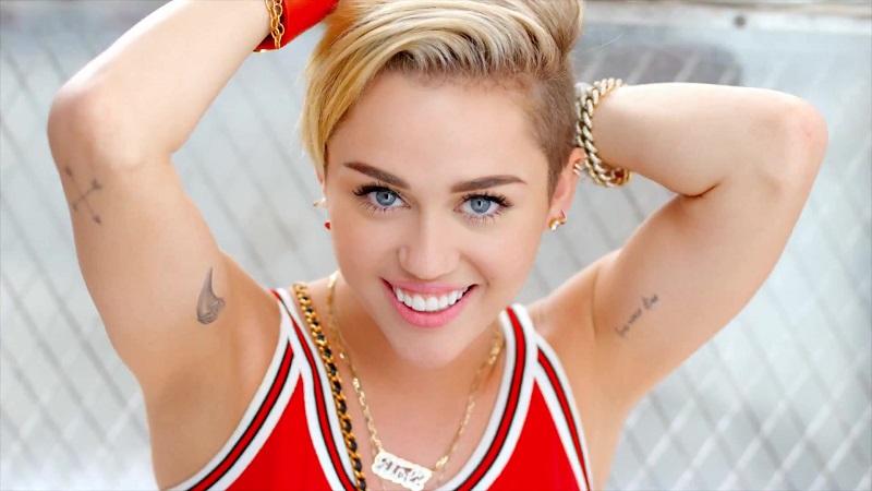 Miley Cyrus : la tenue sexy de la star a enflammé le Super Bowl
