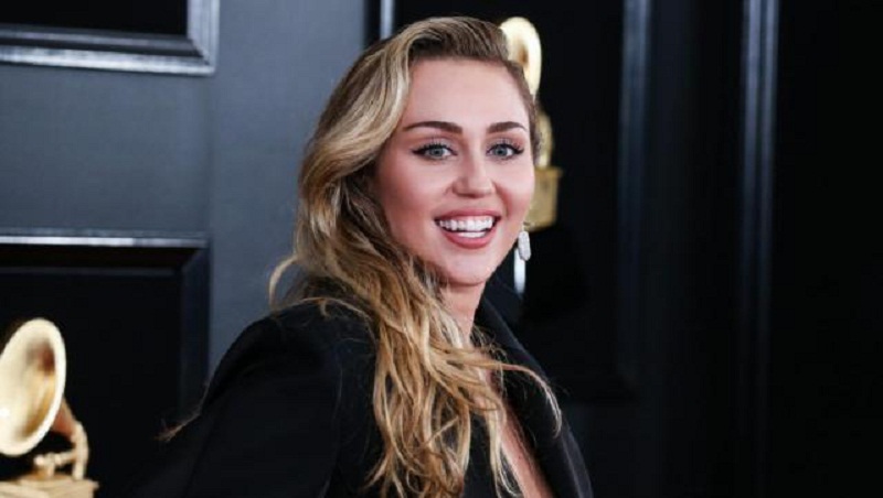Miley Cyrus : la star propose “un plan à 3” à Shawn Mendes et Camilla Cabello