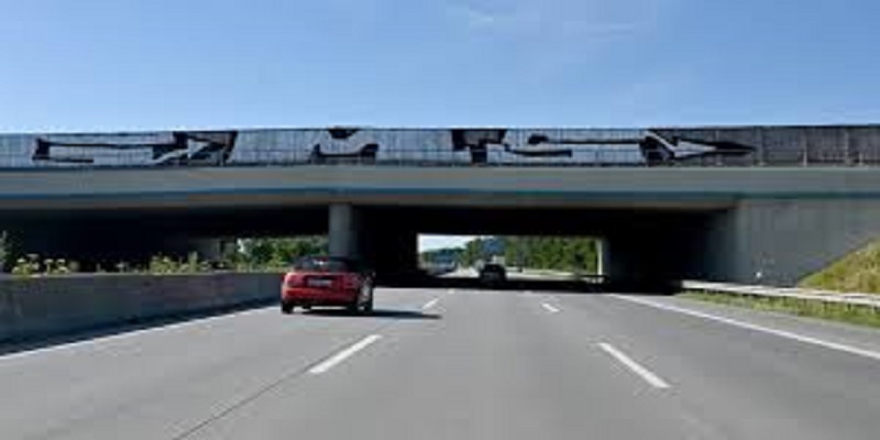 Miracle : après être tombée d’un pont, elle est percutée par une voiture mais survit