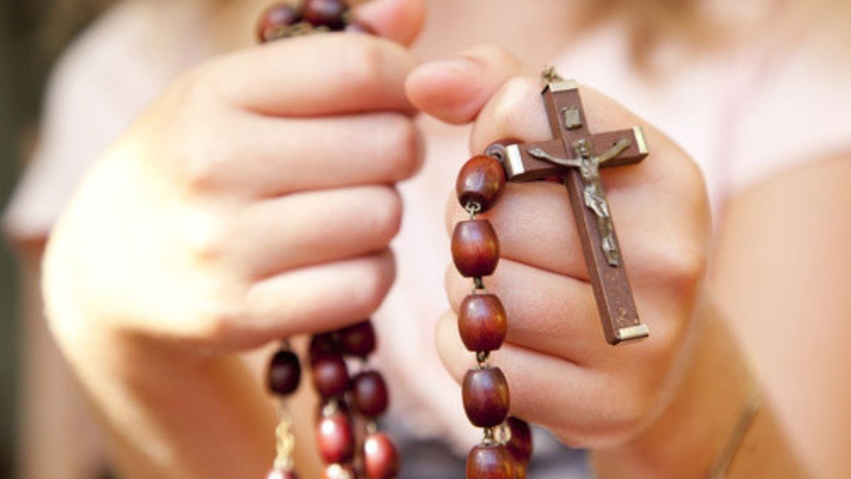Miracle : un garçon de 9 ans sauvé d’une balle de fusil par sa croix de Jésus