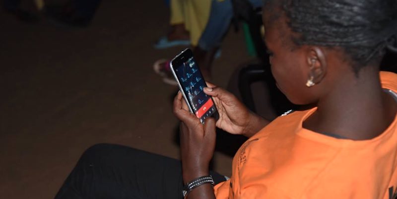 Il y a plus de bactéries sur votre téléphone que sur le siège des toilettes, voici comment le nettoyer sans l’abîmer