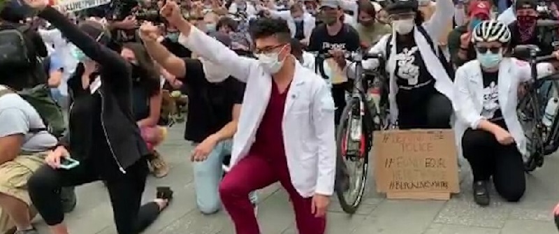 Mort de George Floyd : des soignants en blouse encouragent les manifestants à New York