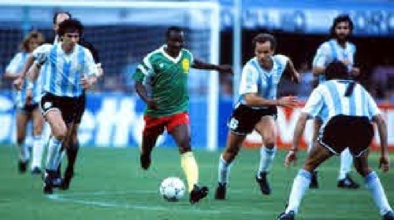 Mort de Maradona :  » terrible nouvelle, triste année », dixit Roger Milla