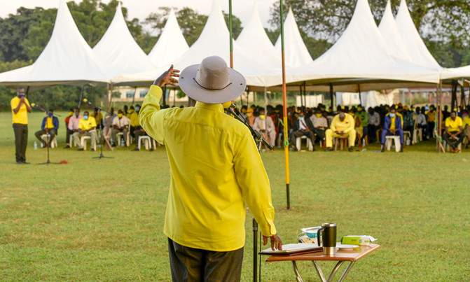 Ouganda : le président Museveni casse les pompes pour montrer son « endurance » (Vidéo)