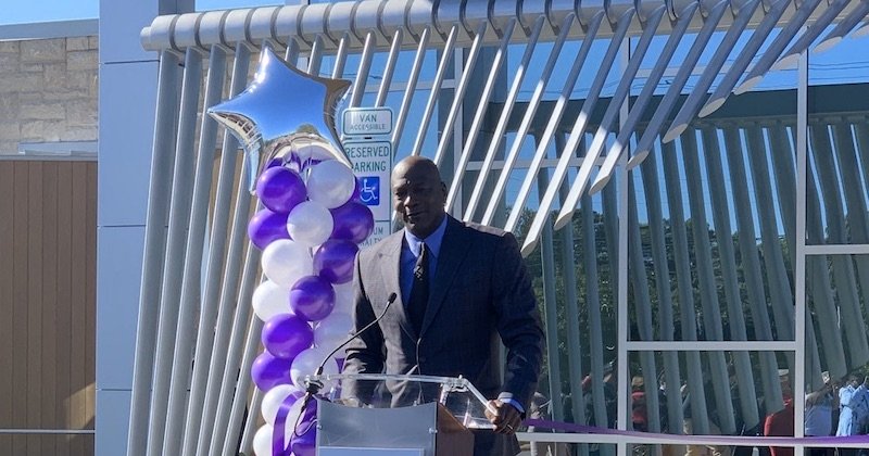 NBA : Michael Jordan en larmes, inaugure sa clinique de 7 millions $ pour les plus démunis (vidéo)