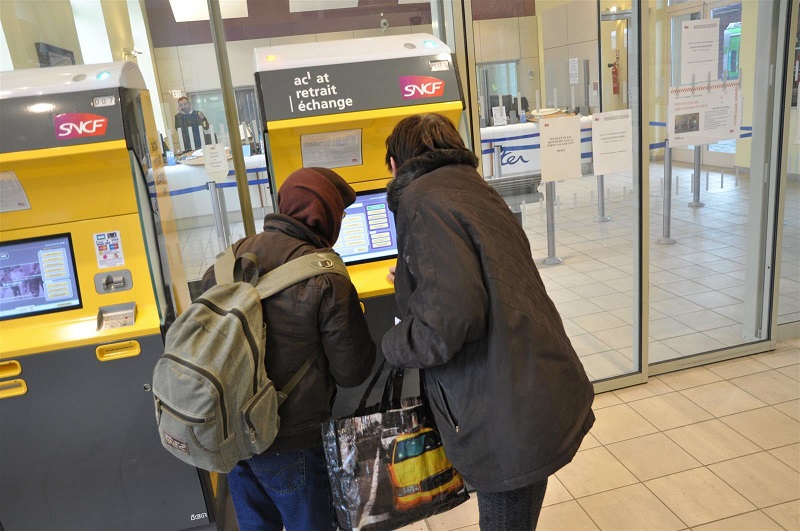 Des cambrioleurs s’enfuient avec un distributeur de billets… et le perdent en route