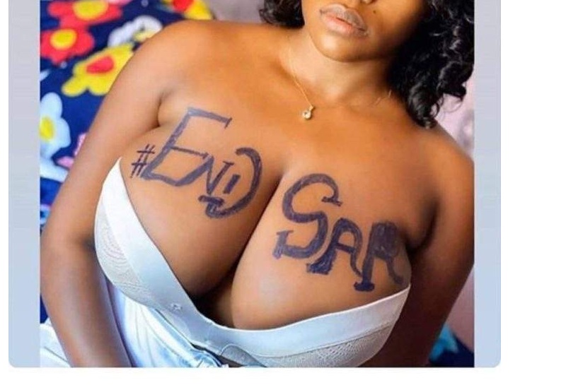 Nigeria / EndSARS : les femmes s’exposent seins nus pour protester (photos)