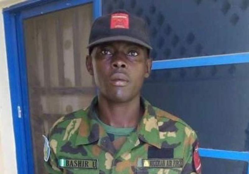 Nigeria : bonne nouvelle pour un soldat qui retourne un colis bourré d’argent liquide au propriétaire