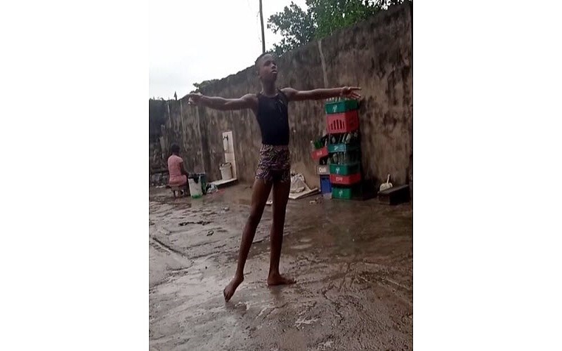 Nigeria : bourse d’études pour le jeune qui avait ému la toile en dansant pieds nus sous la pluie