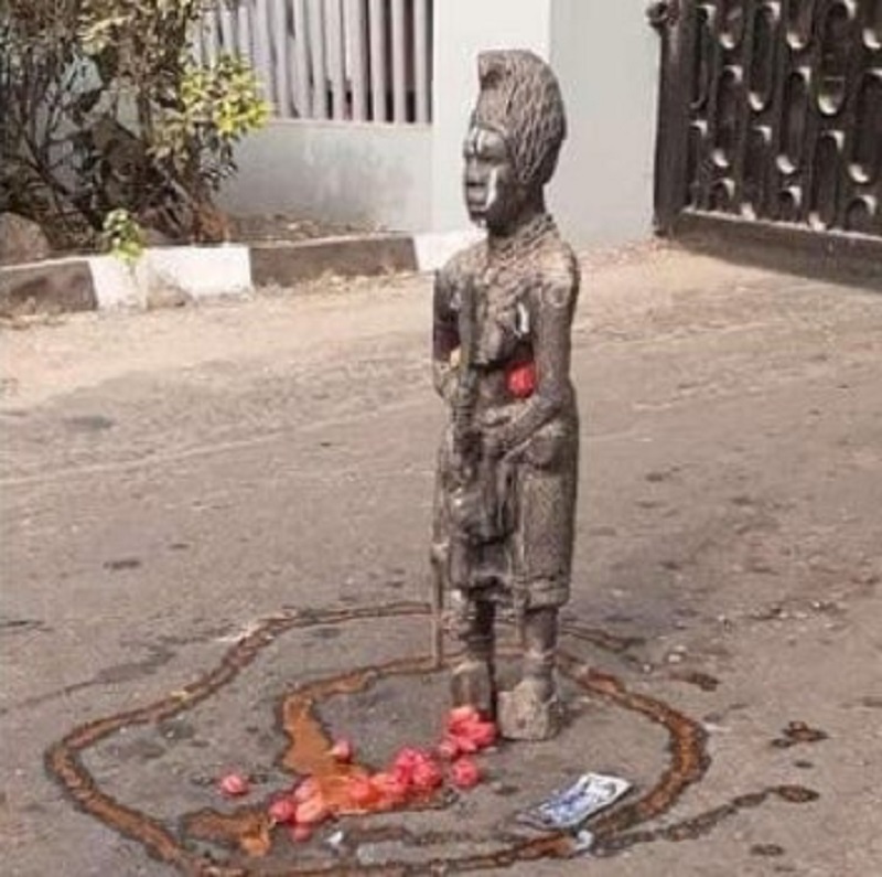 Nigeria : des objets  fétiches placés devant  la porte d’entrée de l’université d’Ibadan effraient les étudiants (photo)