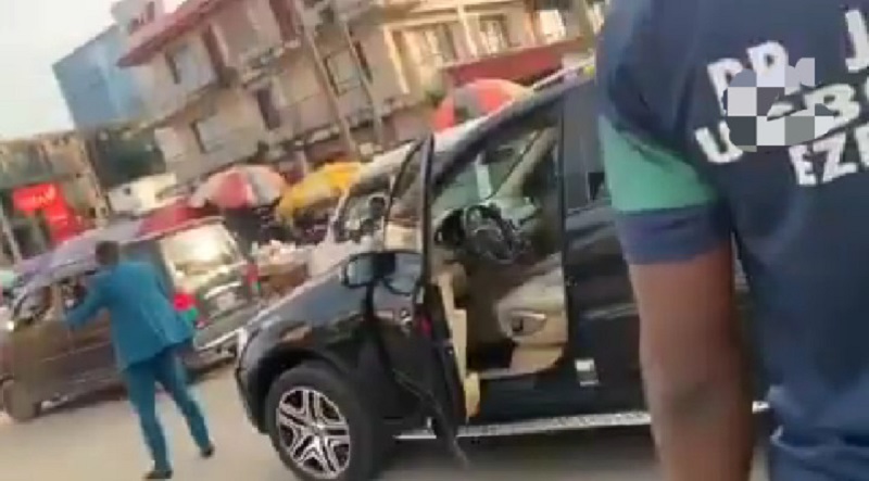 Nigeria : devenu fou, il sort de sa voiture et commence à se déshabiller dans la rue