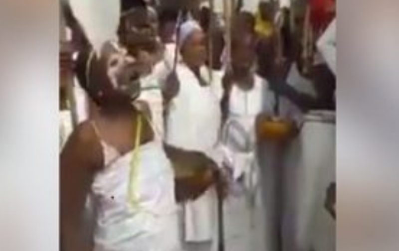 Après avoir sacrifié ses 4 enfants, une sorcière qui n’a pas reçu sa « promotion » porte plainte contre le chef de sa confrérie
