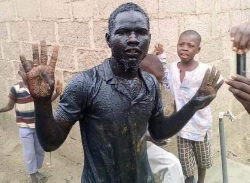 Nigeria : un homme plonge dans un caniveau pour célébrer la réélection du président Buhari