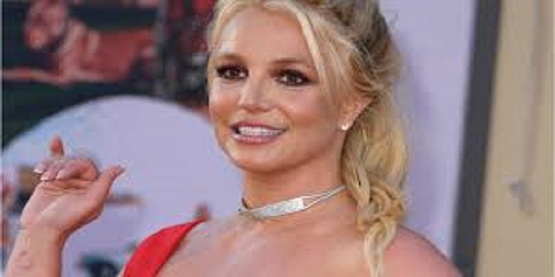Nouvelle couverture d’album : Britney Spears plus hot que jamais en trikini échancré