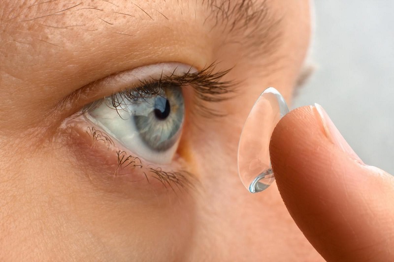Le danger du port constant de lentilles de contact expliqué par un médecin
