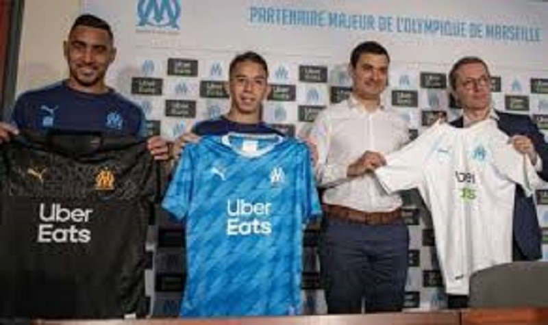 Olympique de Marseille : les joueurs posent avec le nouveau maillot