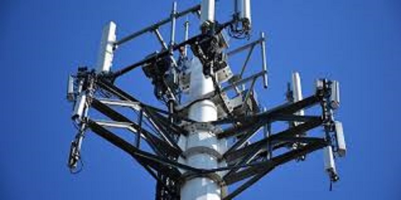 Opposé à la 5 G, il incendie des relais téléphoniques