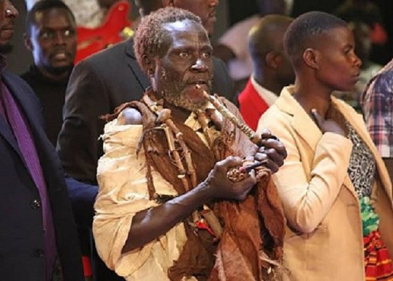 Ouganda : le célèbre féticheur Ali Kirunda renonce à tous ses fétiches pour suivre Jésus Christ (photos)
