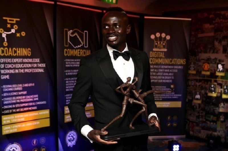 PFA Awards : la réaction de Sadio Mané après la réception de son trophée !