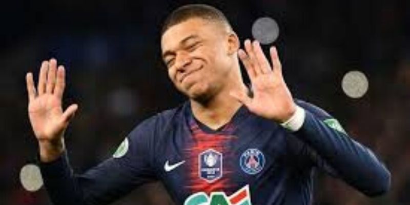 PSG : Mbappé a 21 ans ce vendredi, où en étaient Messi et cr7 à cet âge ?