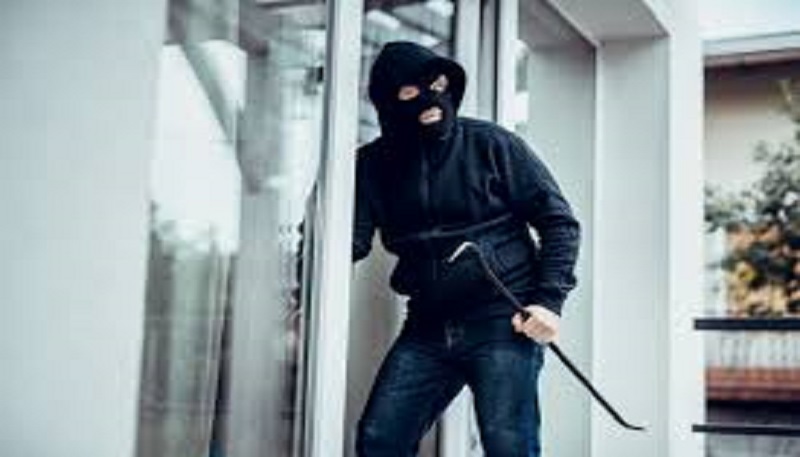 « Je lui ai cogné la porte au visage » : une fillette de 12 ans repousse seule un cambrioleur