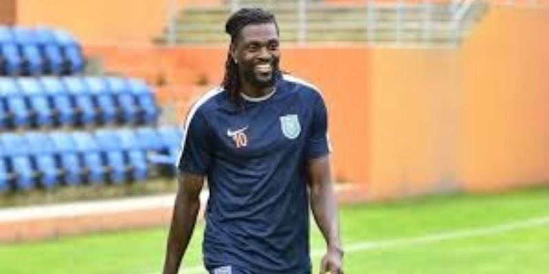 Paraguay : ce défi lancé aux supporters pour accueillir Emmanuel Adebayor