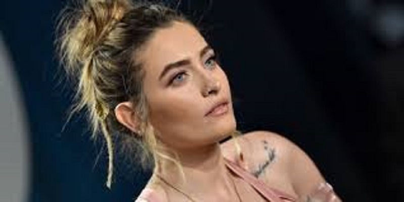 Michael Jackson : sa fille Paris transforme sa cuisine  en salon de tatouage et s’offre un nouveau dessin au pied