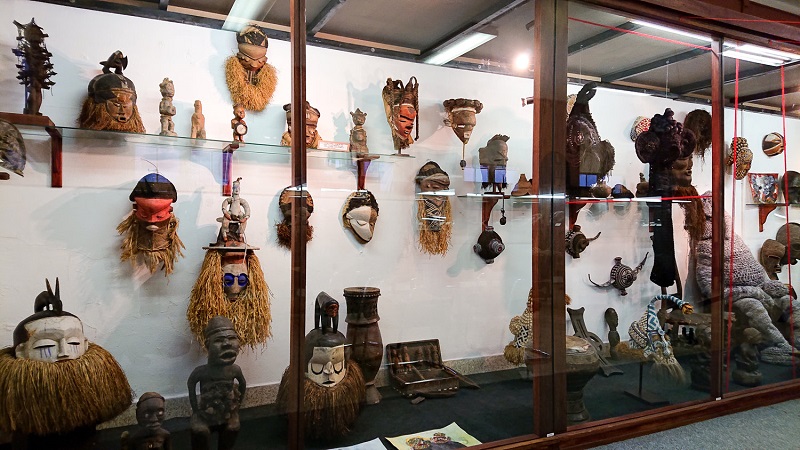 Paris : un homme arrêté en essayant de « récupérer » des œuvres d’arts « volées à l’Afrique »